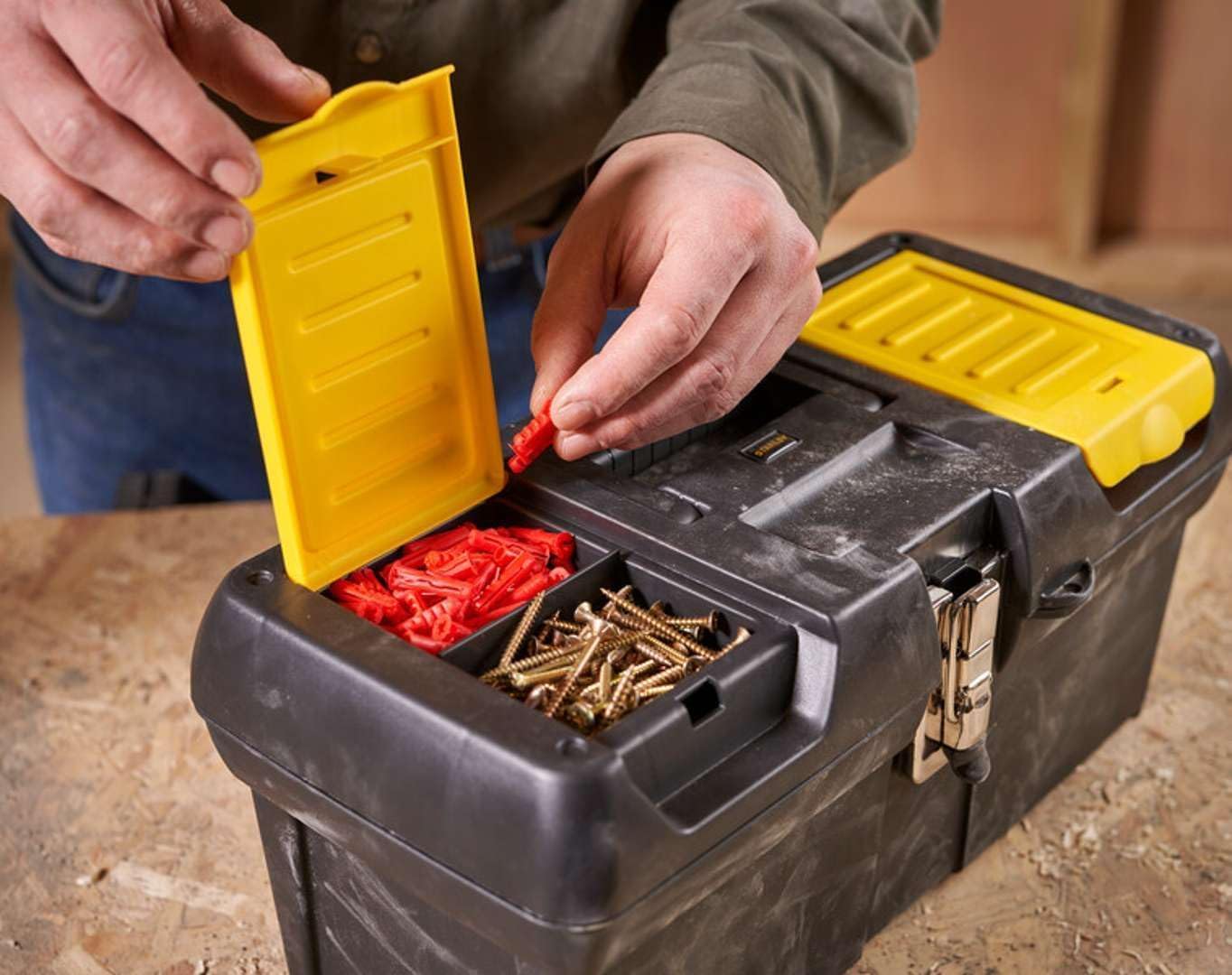Stanley 1-92-065 Boite A Outils 2 Organiseurs Sur Le Couvercle - Robuste - Attaches Métalliques Résistantes - Porte Outils Amovible - Poignée Articulée, 40.5 X 21 X 18,3 Cm Jaune