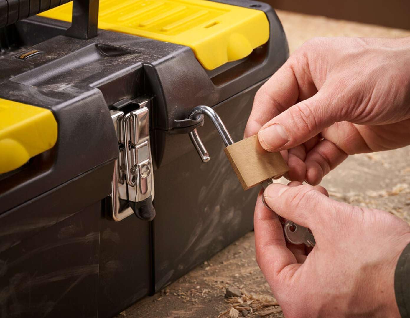  Stanley 1-92-065 Boite A Outils 2 Organiseurs Sur Le Couvercle - Robuste - Attaches Métalliques Résistantes - Porte Outils Amovible - Poignée Articulée, 40.5 X 21 X 18,3 Cm Jaune