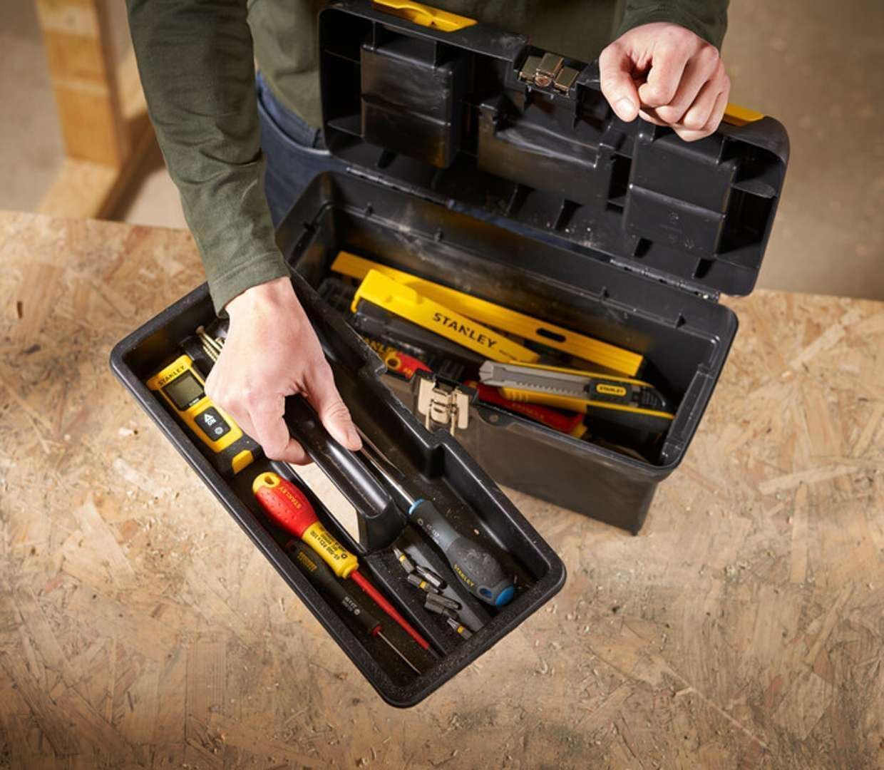  Stanley 1-92-065 Boite A Outils 2 Organiseurs Sur Le Couvercle - Robuste - Attaches Métalliques Résistantes - Porte Outils Amovible - Poignée Articulée, 40.5 X 21 X 18,3 Cm Jaune
